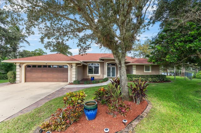 100 Royal Court, sold in Crestwood Unit 1 Pl 4, Royal Palm Beach, FL
