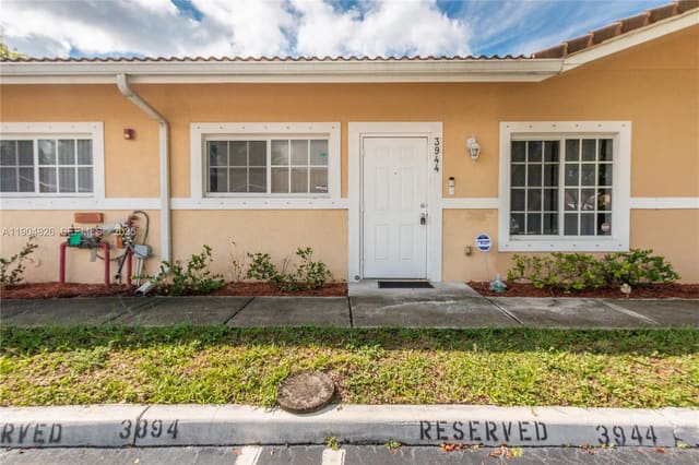 3944 SW 48th Avenue, Pembroke Park, FL 33023