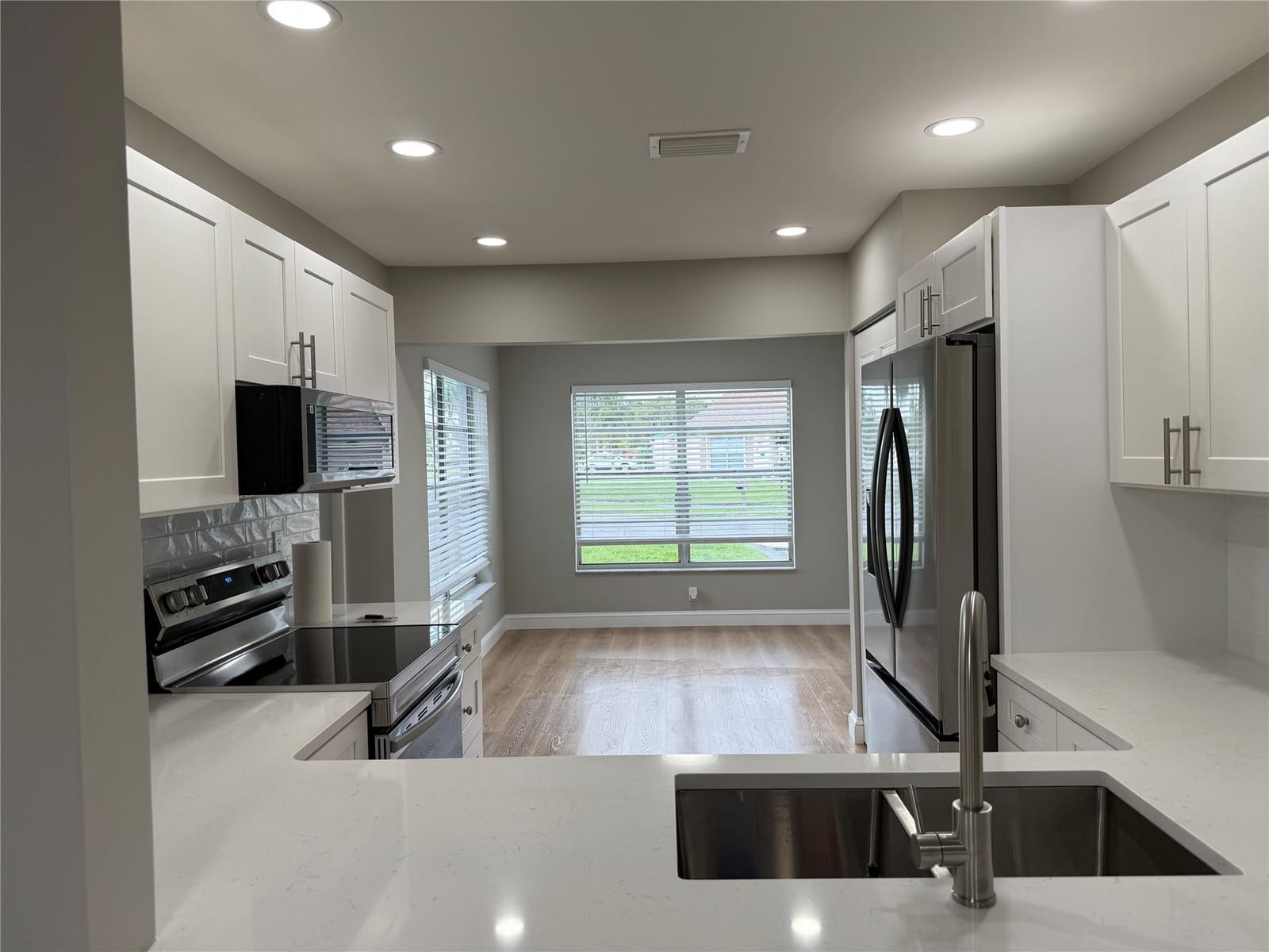 6111 Rainbow Circle — photo 4