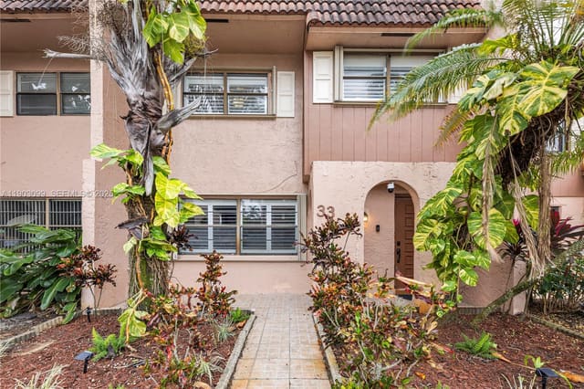 33 Madrid Lane 49, sold in Valencia Village Condo Ph, Davie, FL