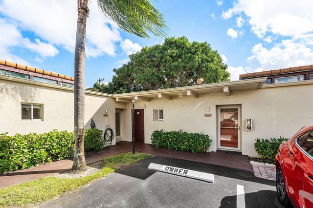 2541 Boundbrook Boulevard 110, Palm Springs, FL 33406