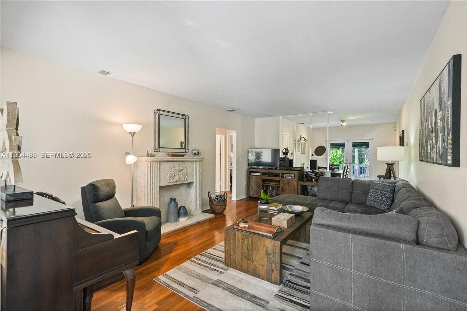 924 El Rado Street — photo 4