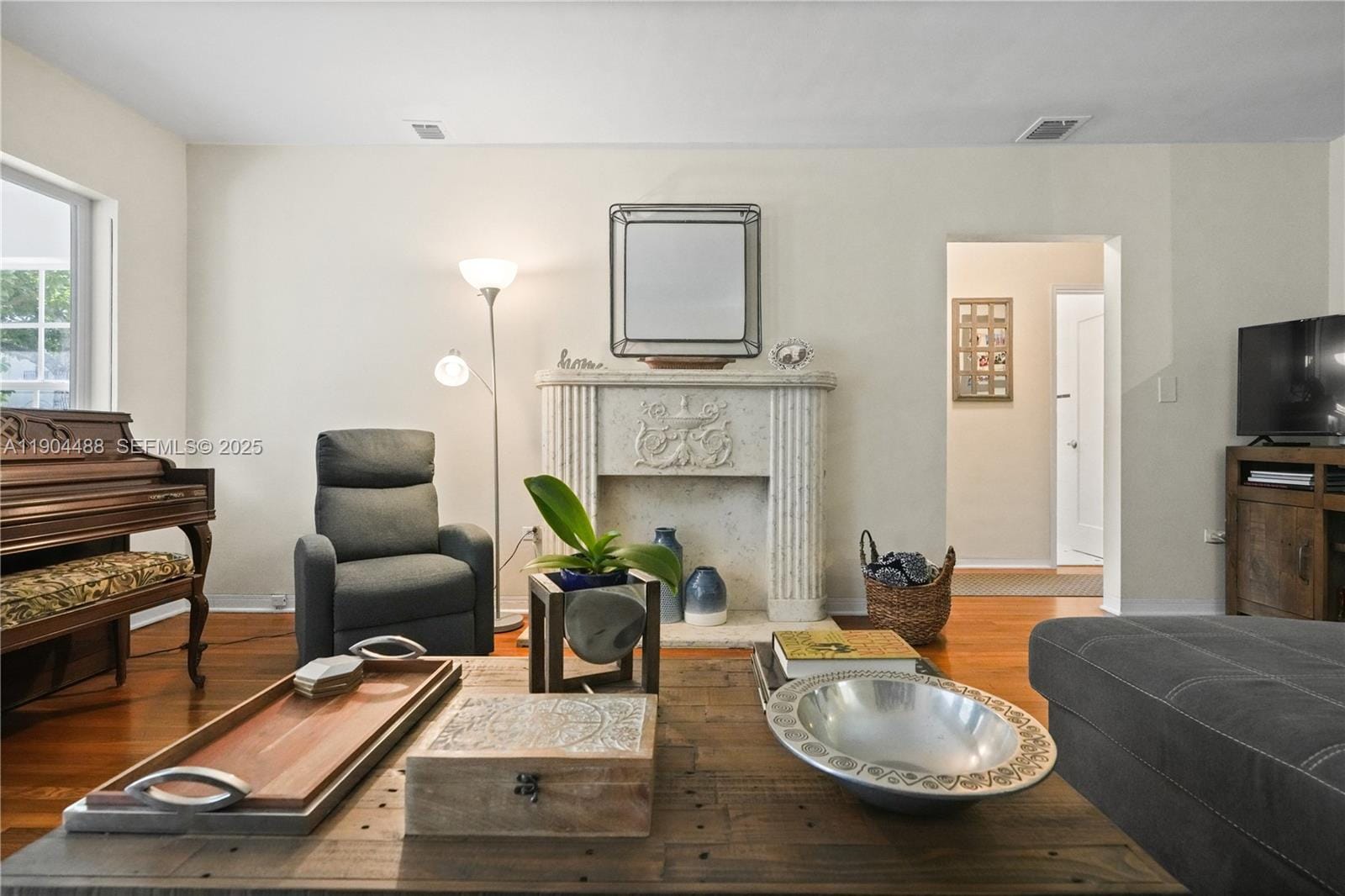 924 El Rado Street — photo 5