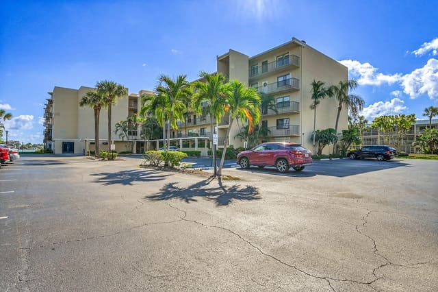 896 N Federal Highway 431, sold in Hidden Harbour Of The Palm Beaches Condo, Lantana, FL
