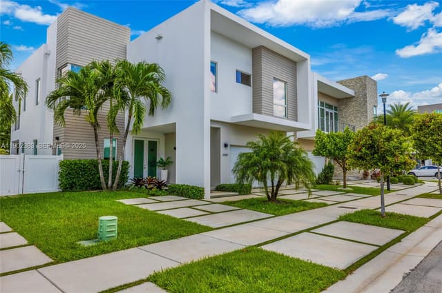 10580 NW 67th Terrace, sold in Grand Floridian Estates, Doral, FL