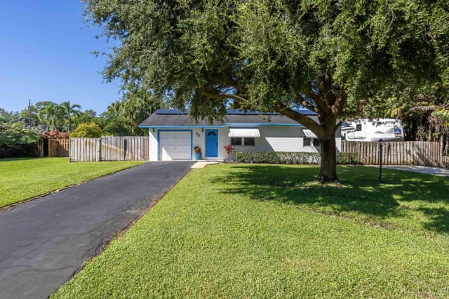 32 Dayton Road, Lake Worth, FL 33467
