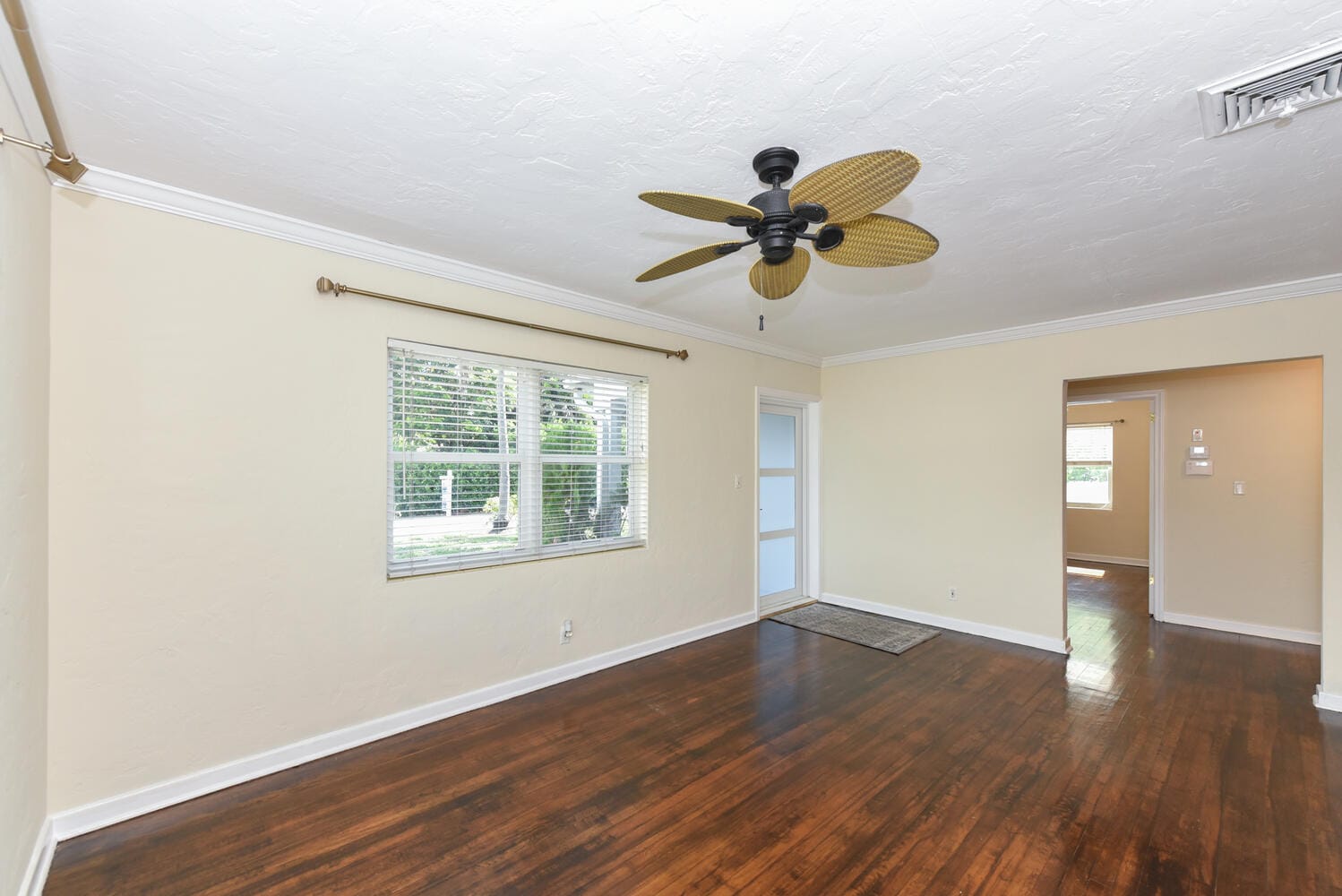 340 Russlyn Drive — photo 4