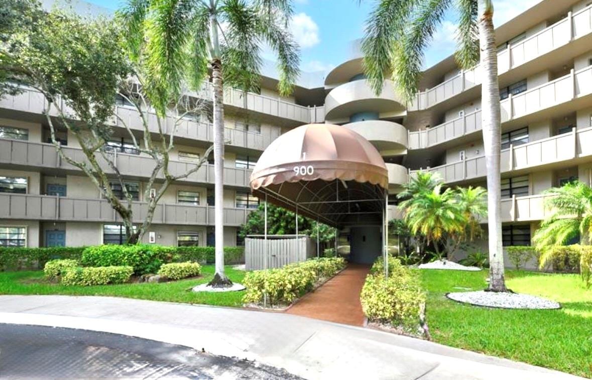 900 Colony Point Circle 221, Pembroke Pines, FL 33026 photo 18