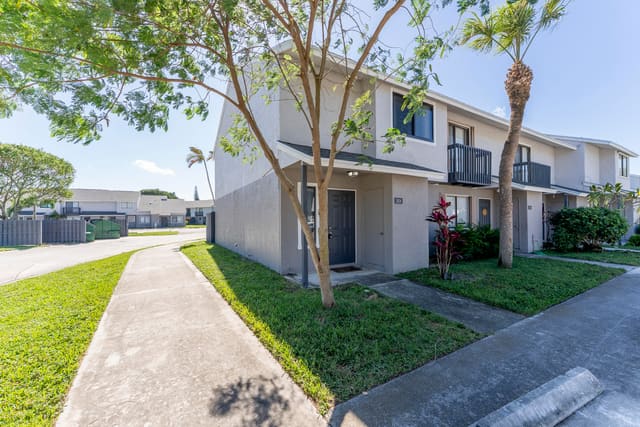 1804 Wharf Lane, Greenacres, FL 33463