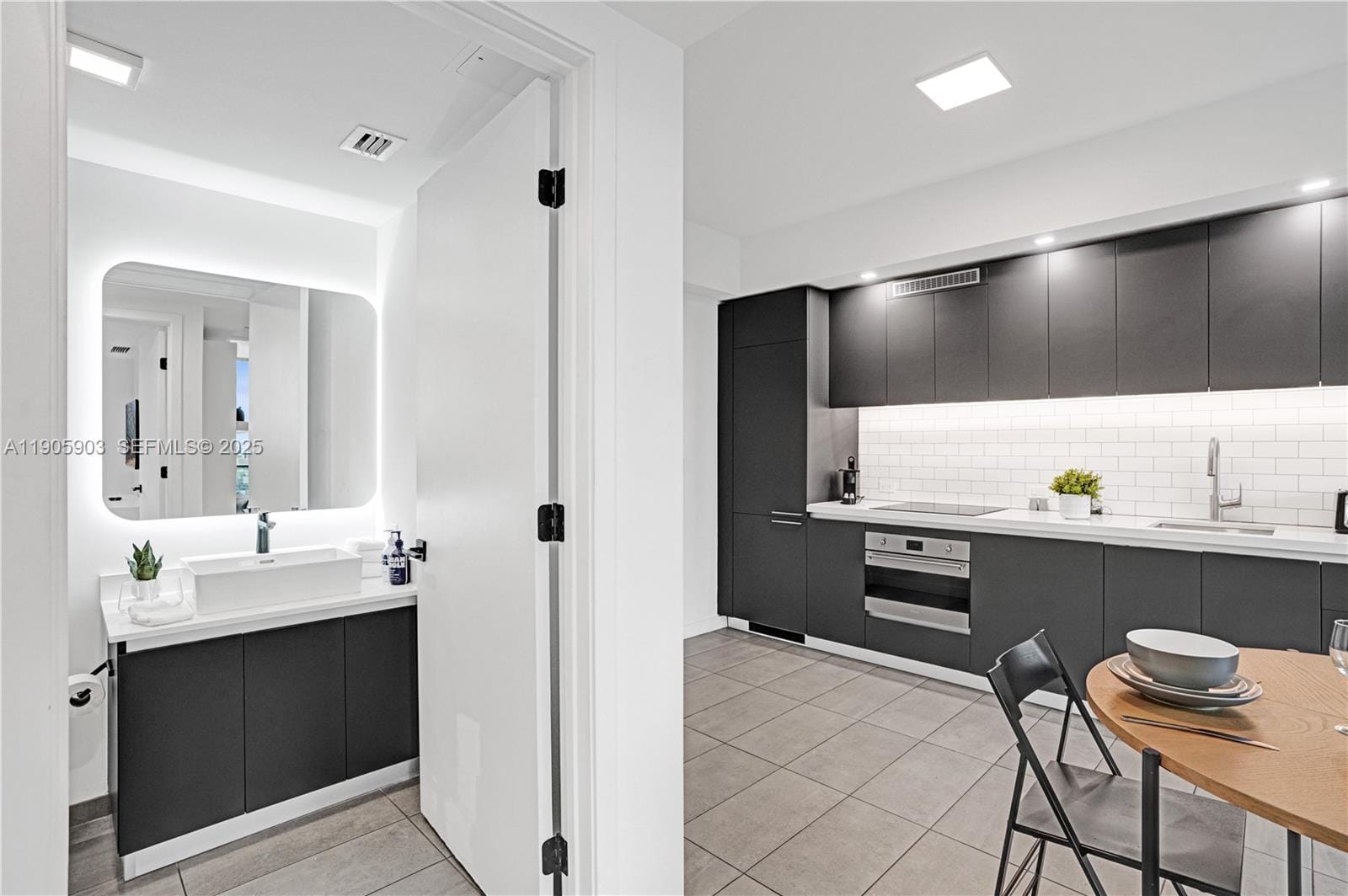 227 NE 2nd Street 1703, Miami, FL 33132 photo 14