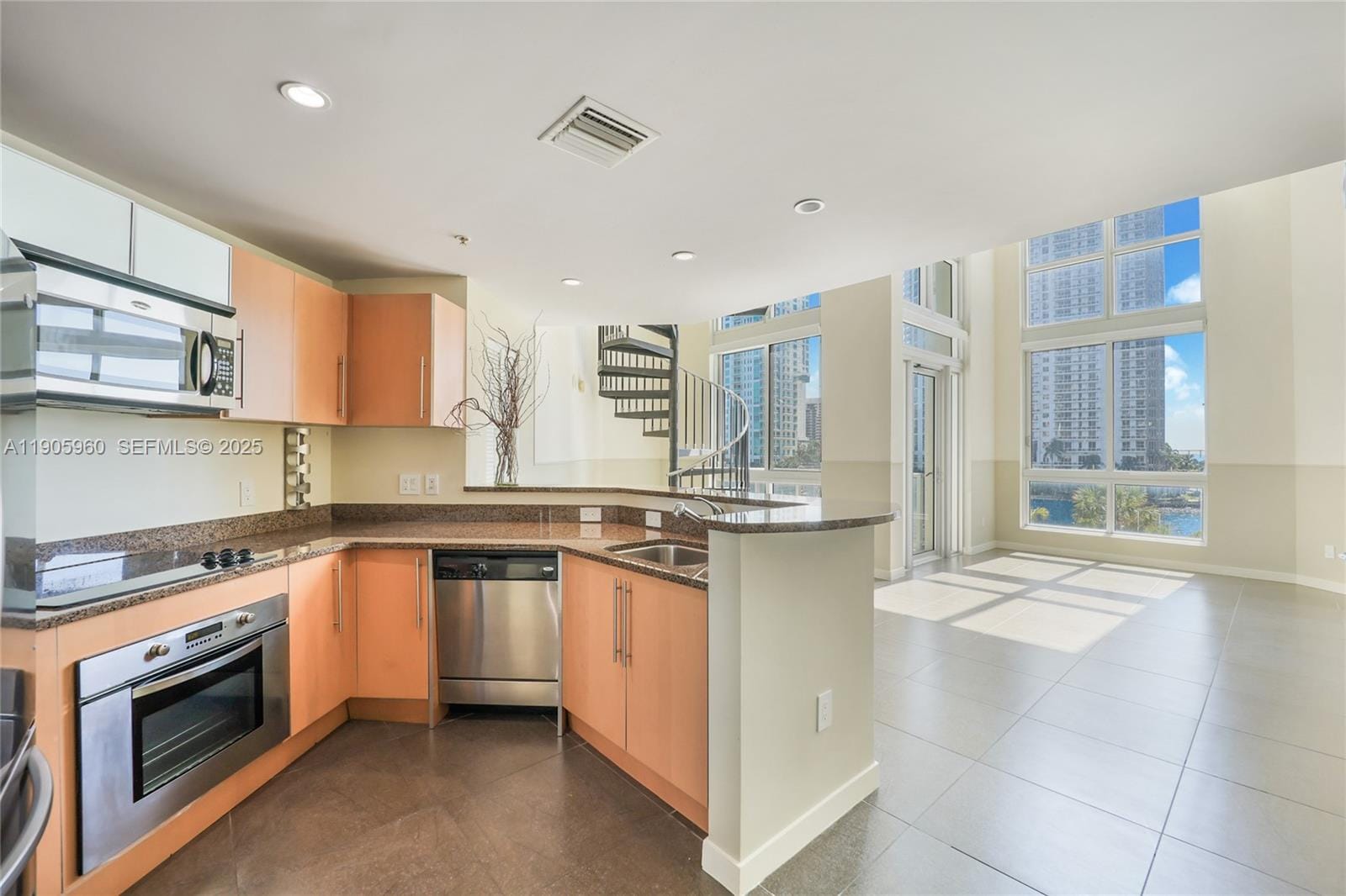 300 S Biscayne Boulevard L-414, Miami, FL 33131 photo 2