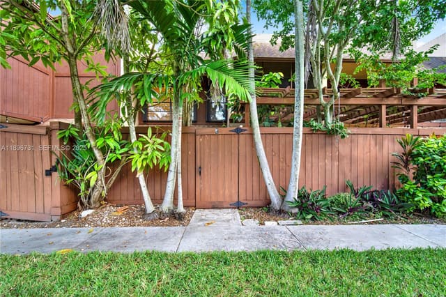 6415 SW 116th Place, sold in Snapper Village Condo Pha, Miami, FL