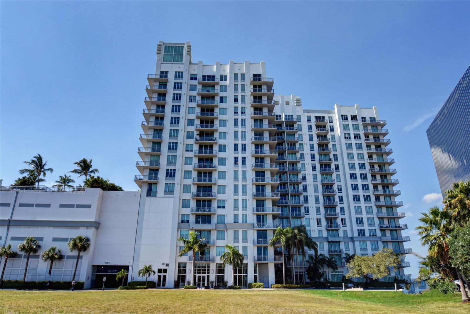 300 S Australian Avenue 906 — photo 2