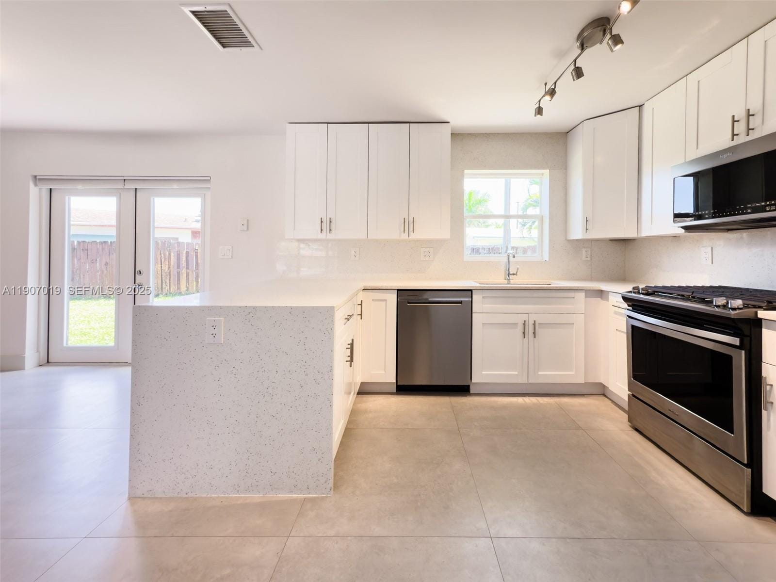 1630 NE 34th Court — photo 8