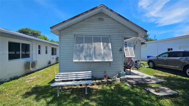 1209 N 17th Court, sold in St James Court West, Hollywood, FL