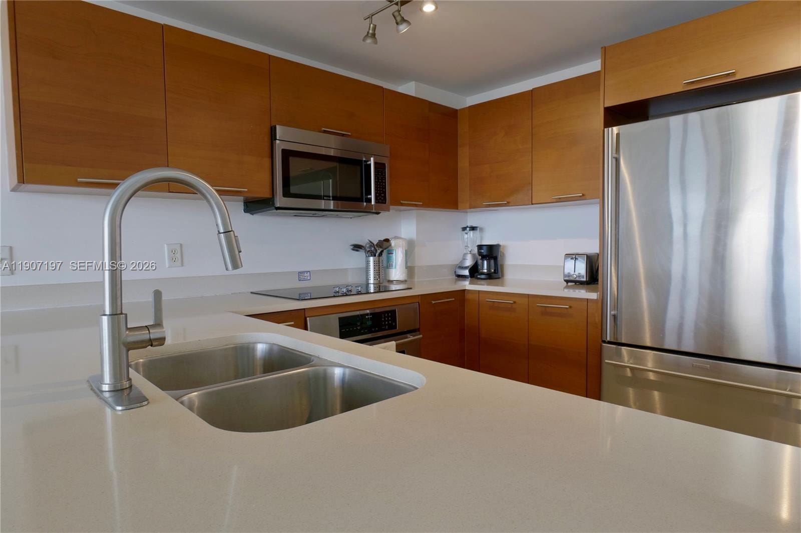 3250 NE 1st Avenue 910 — photo 2