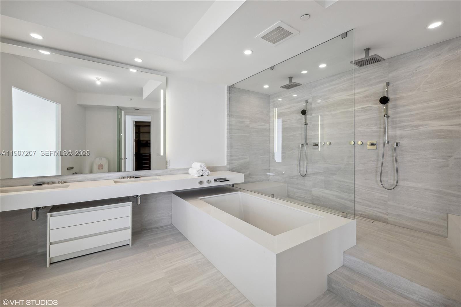 18555 Collins Avenue 1101, Sunny Isles Beach, FL 33160 photo 30