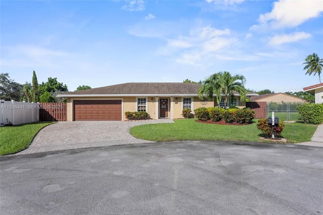 835 W Plantation Circle, sold in Plantation Hills, Plantation, FL