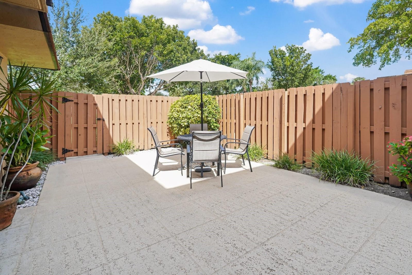 2522 Camelot Court — photo 2