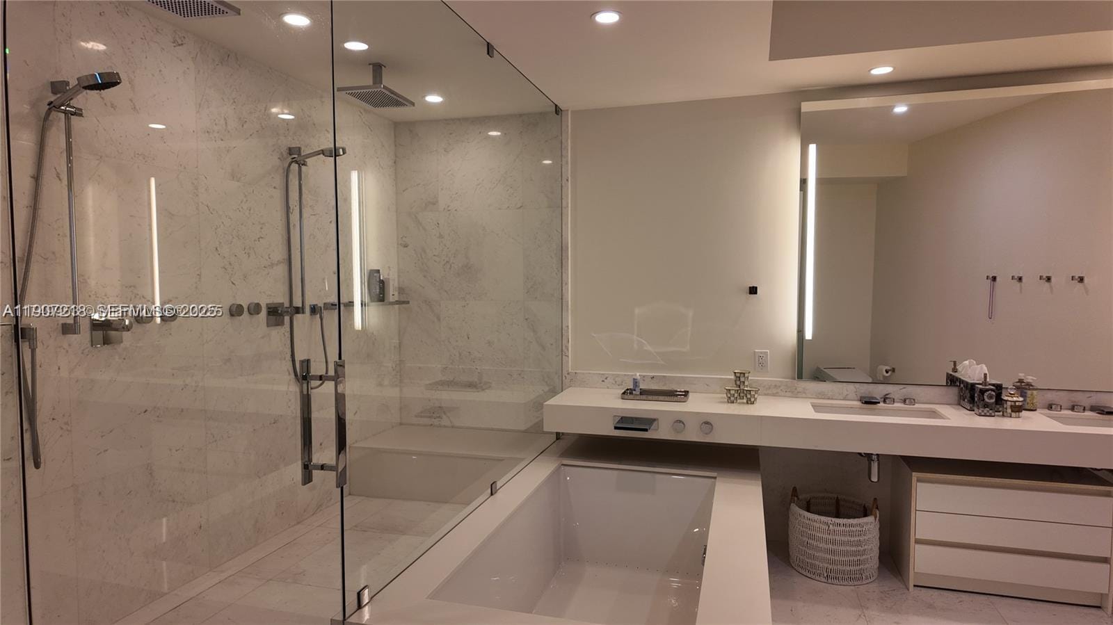 18555 Collins Avenue 905, Sunny Isles Beach, FL 33160 photo 27