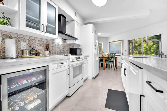 9239 NW 9th Place C1L, Plantation, FL 33324