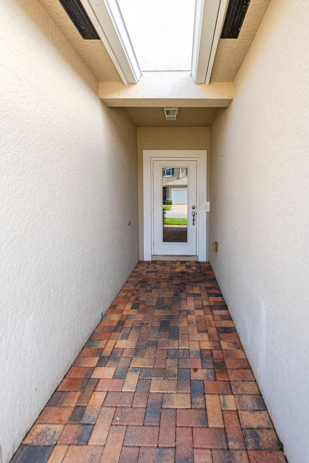 956 NE Trailside Run — photo 3