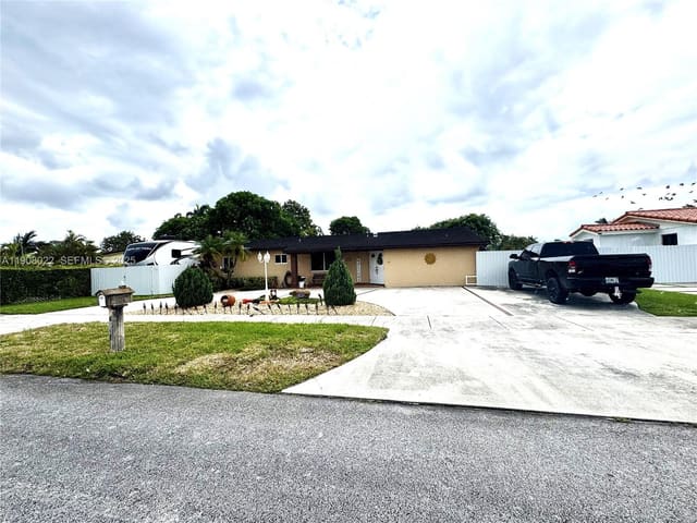 6504 SW 107th Place, sold in Snapper Creek, Miami, FL