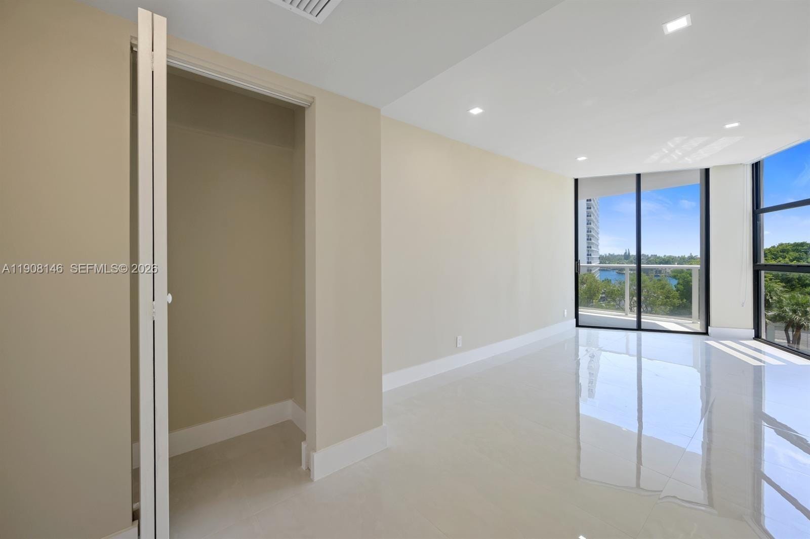 20281 E Country Club Drive 304, Aventura, FL 33180 photo 16