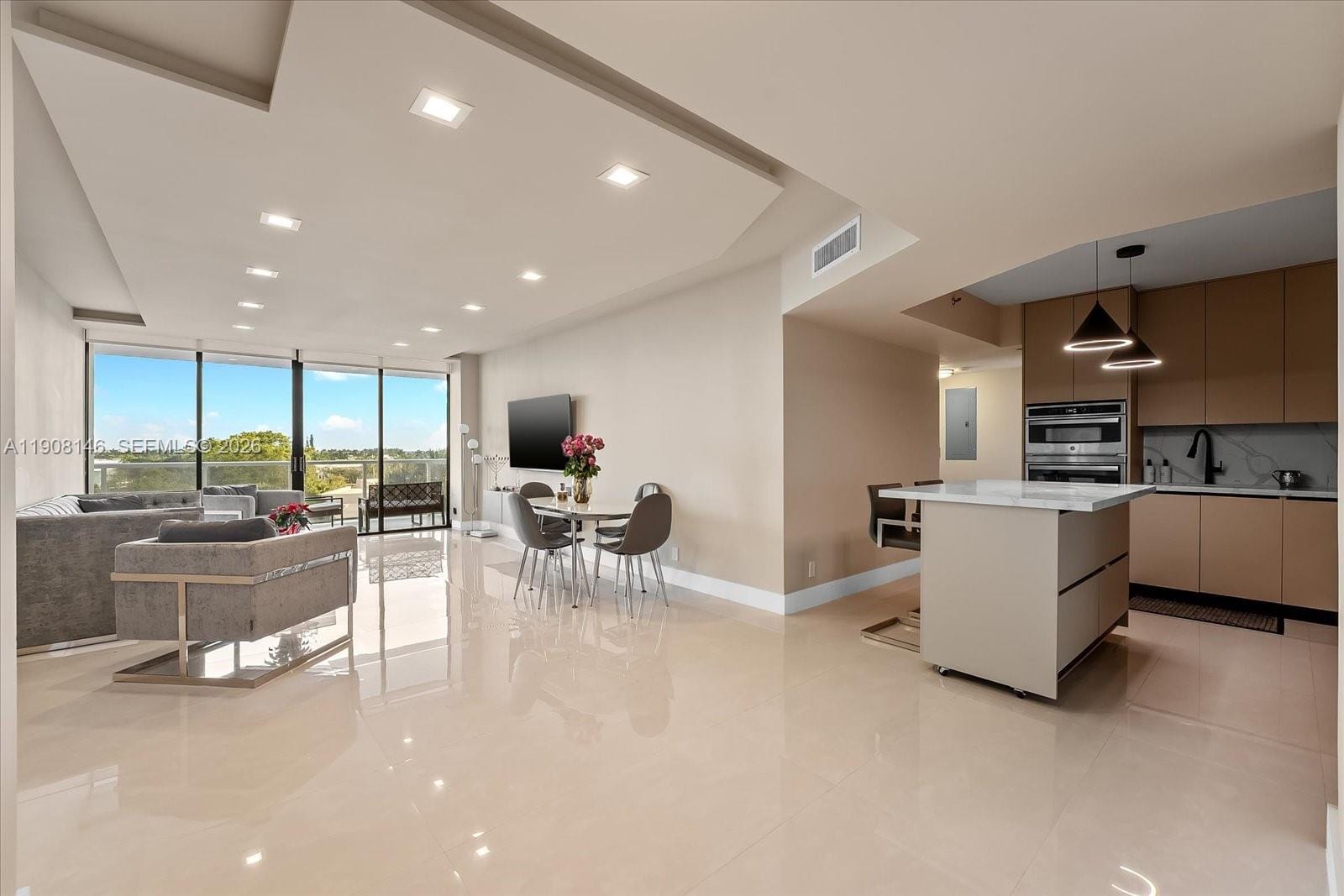 20281 E Country Club Drive 304, Aventura, FL 33180 photo 4