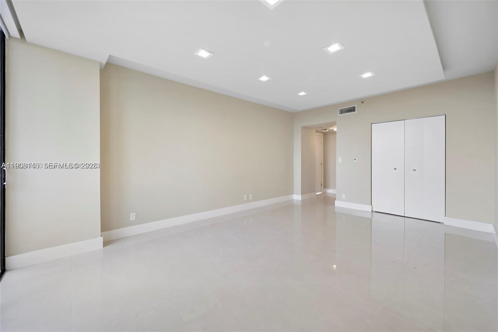 20281 E Country Club Drive 304, Aventura, FL 33180 photo 9
