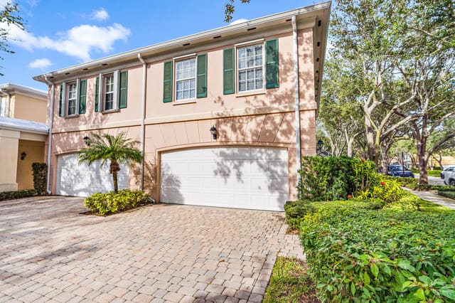 3 Oakland Court, sold in Tequesta Oaks, Tequesta, FL