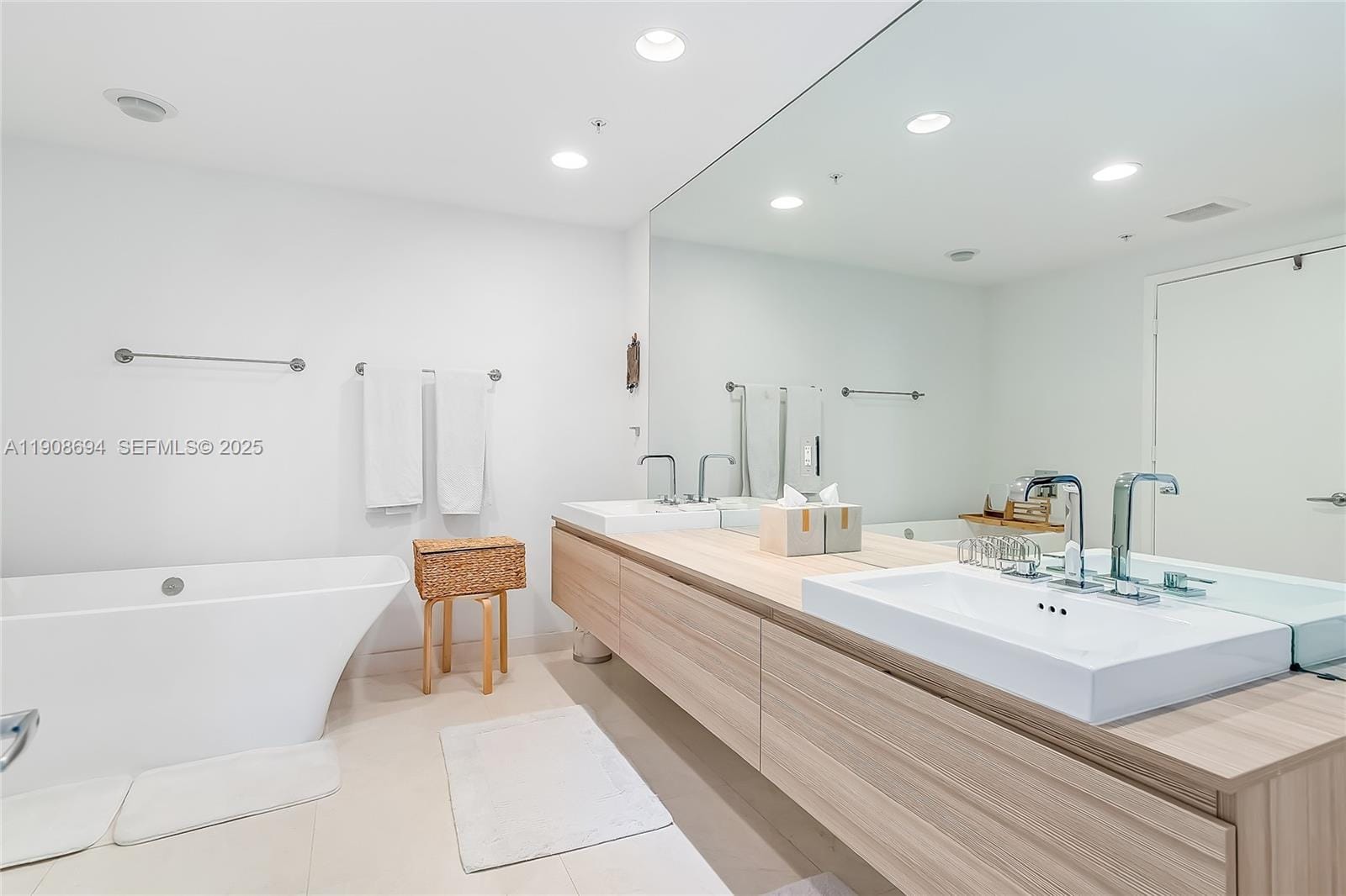 17111 Biscayne Boulevard 902, North Miami Beach, FL 33160 photo 22