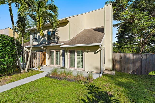 9199 Green Meadows Way, sold in Pine Cone Estates, Palm Beach Gardens, FL