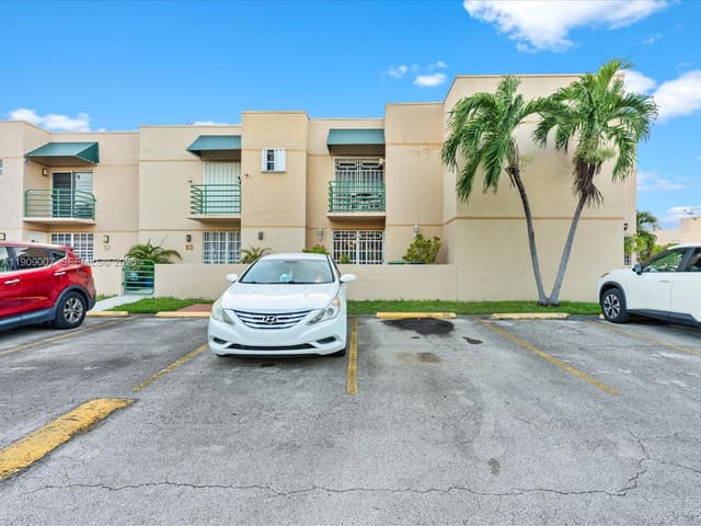 11840 SW 18th Terrace 94, sold in Les Chateaux At Int Garde, Miami, FL