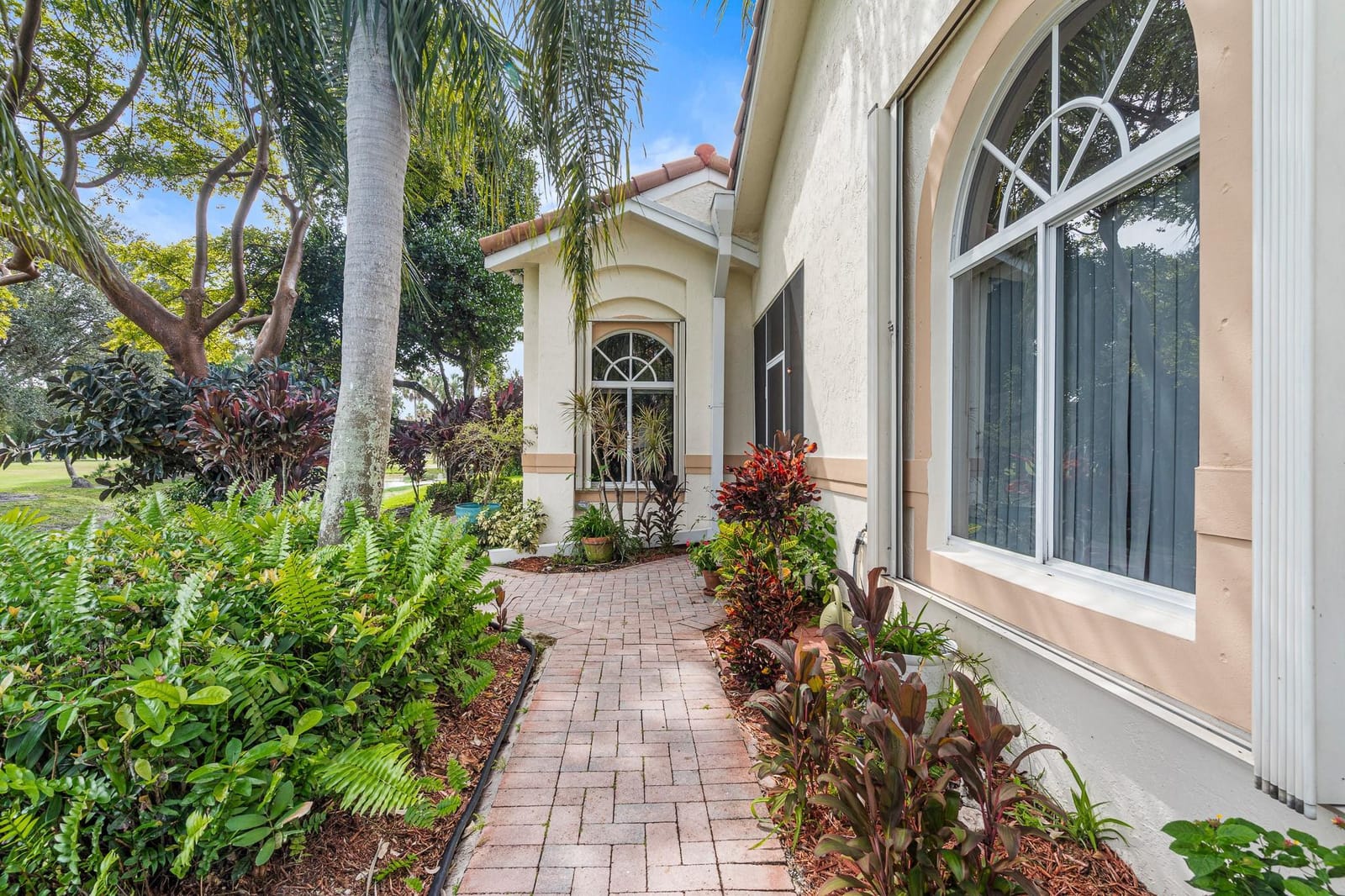 476 W Palm Aire Drive — photo 4