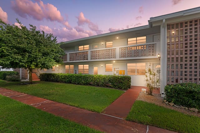 40 SE 13th Street B1, sold in Palm Royal Apts Inc Condo, Boca Raton, FL