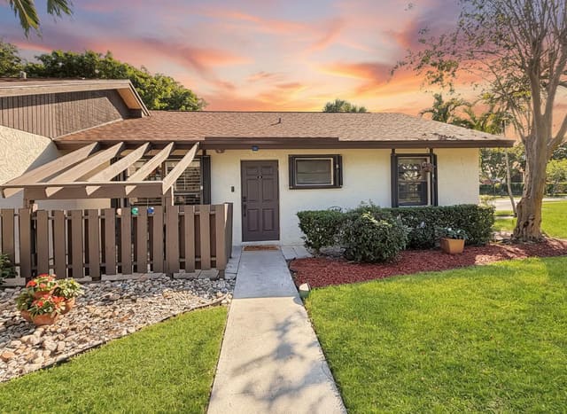 48 Via De Casas Norte, sold in Tradewinds At Dos Lagos Condo, Boynton Beach, FL
