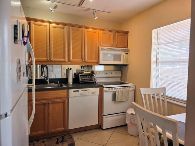 3 Abbey Lane S 103, sold in Villages Of Oriole, Delray Beach, FL