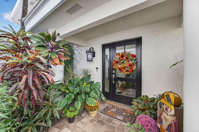 221 Canterbury Drive W, Palm Beach Gardens, FL 33418
