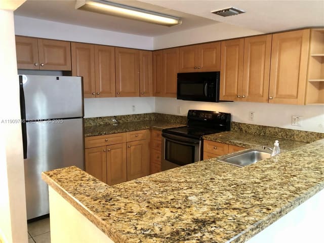 5201 Geneva Way 102, Doral, FL 33166