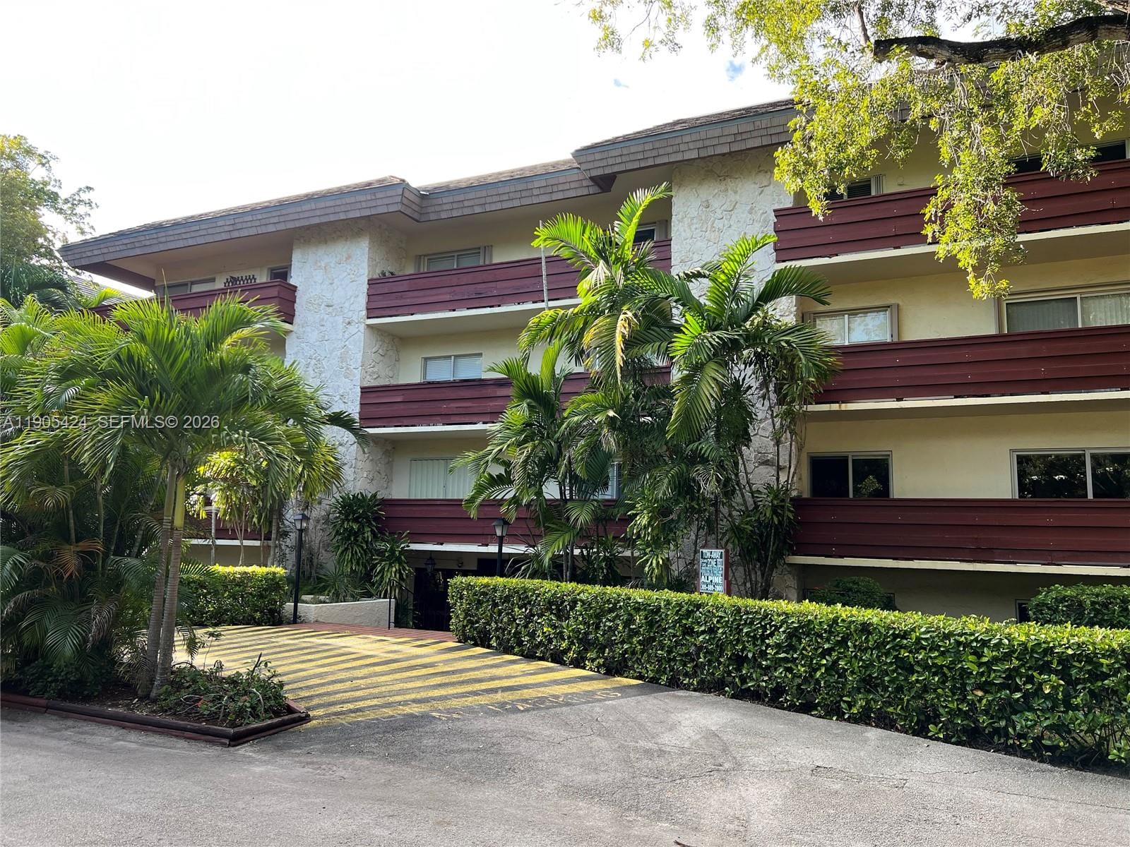 1205 Mariposa Avenue 402, Coral Gables, FL 33146 photo 2