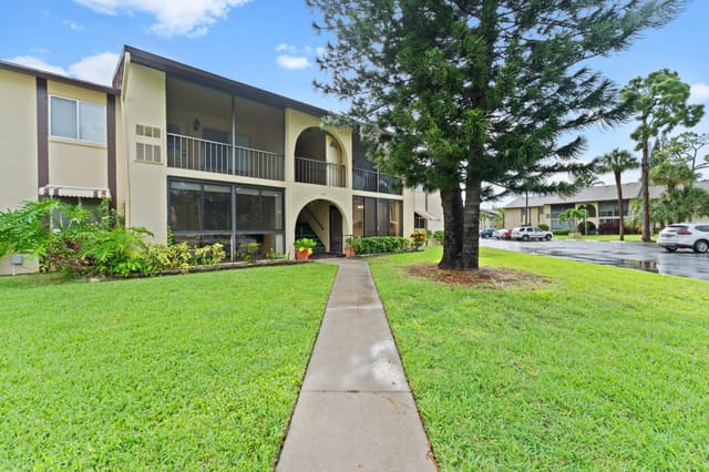 341 Pine Ridge Circle D-1, Greenacres, FL 33463