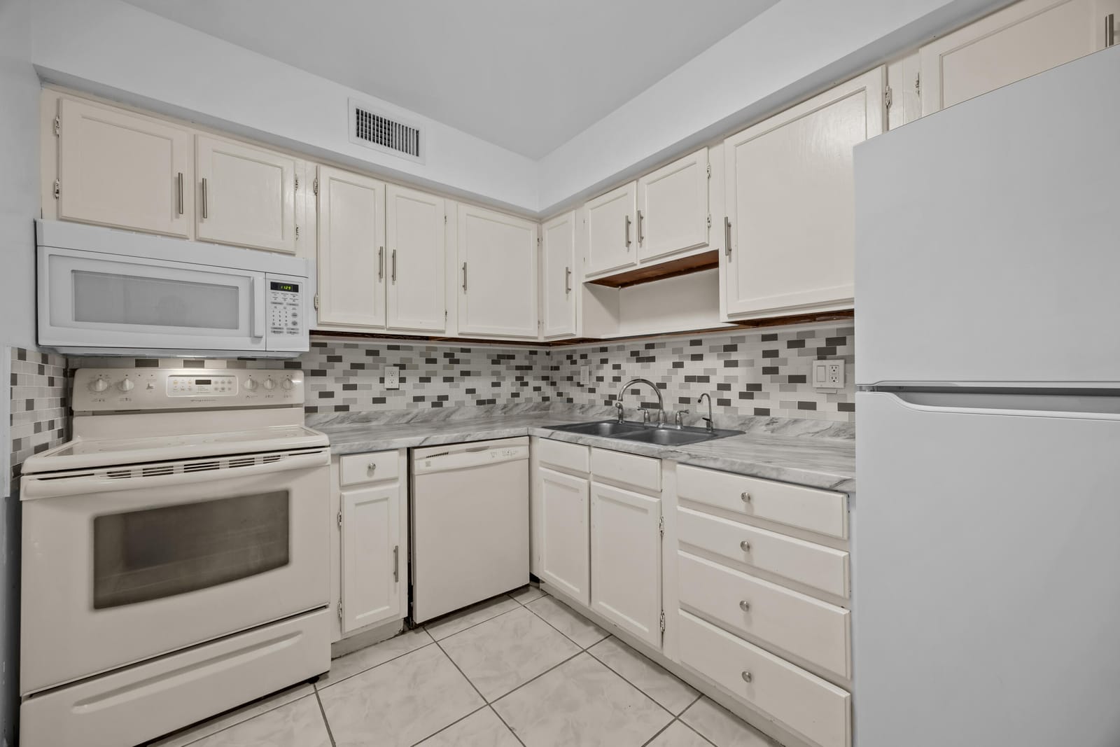 9905 Pineapple Tree Drive 210 — photo 2