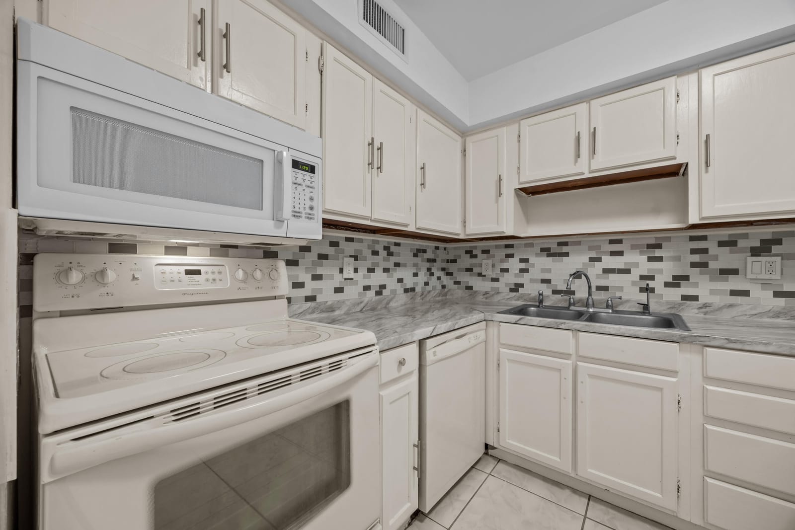 9905 Pineapple Tree Drive 210 — photo 4