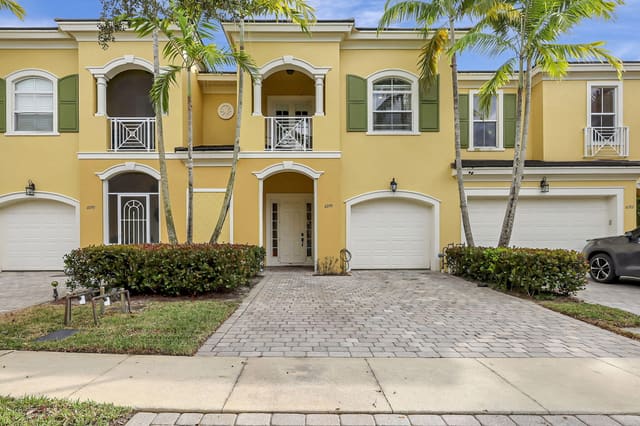 6099 NW Helmsdale Way, sold in St Andrews Townhomes Replat No 2, Port St Lucie, FL