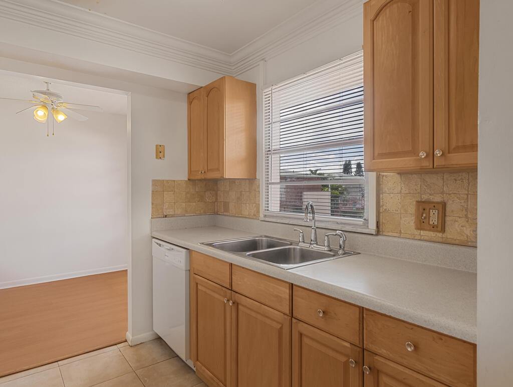 4 Golfs Edge E, West Palm Beach, FL 33417, West Palm Beach