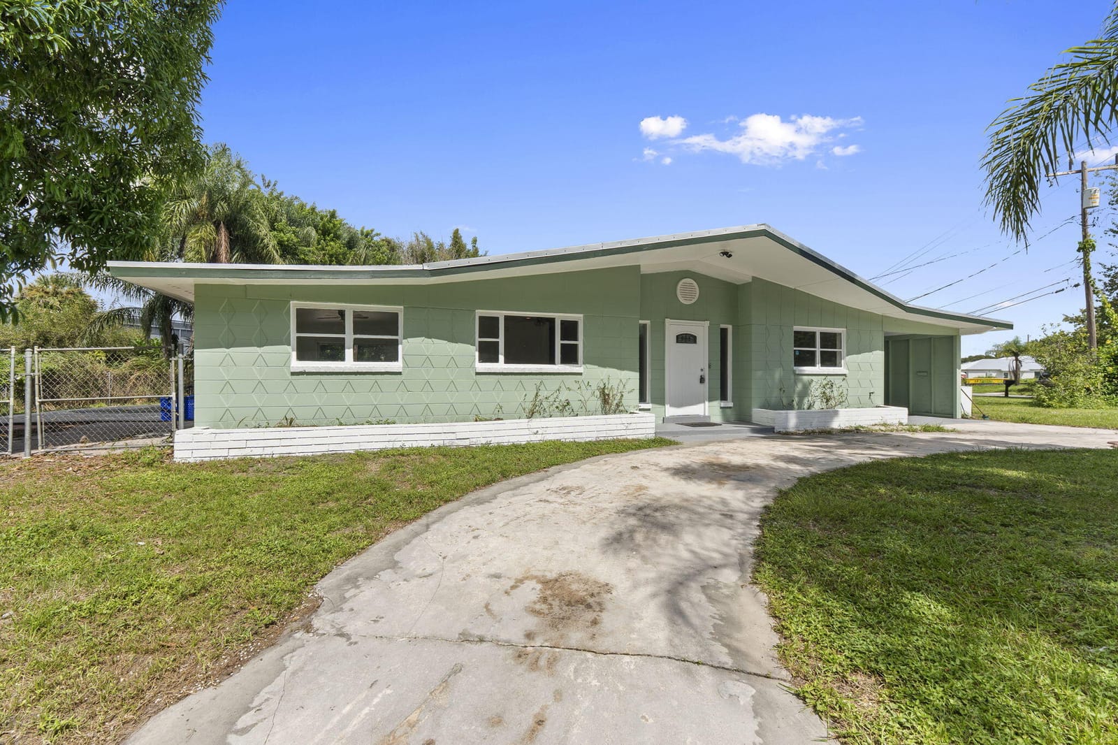 3827 St Marks Drive — photo 3