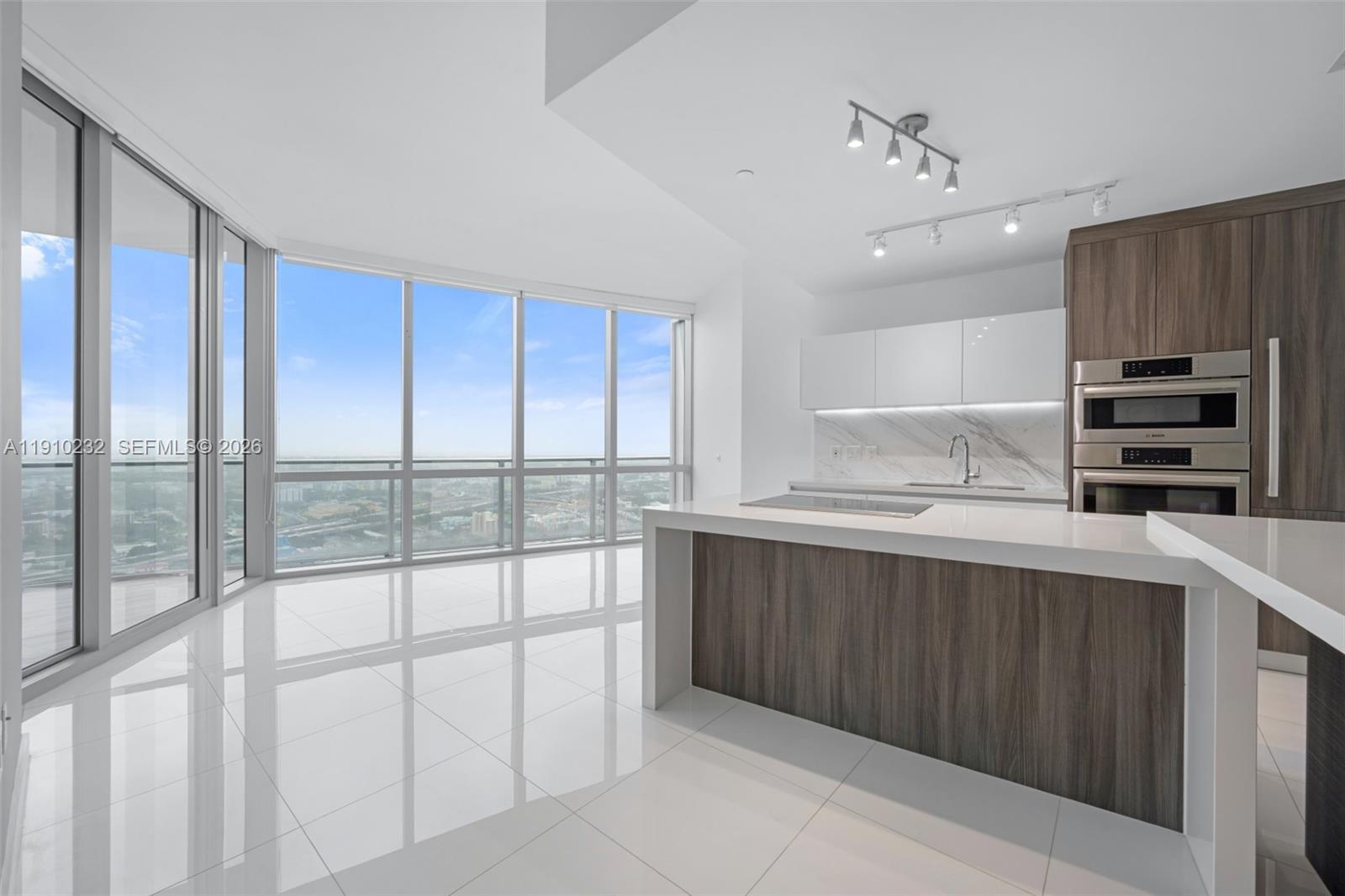 851 NE 1st Avenue 4204, Miami, FL 33132 photo 4