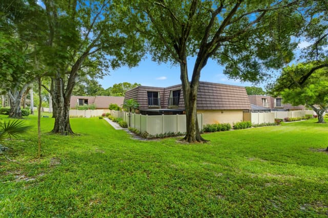 7511 75th Way, sold in Heritage Village Of P B Lakes, West Palm Beach, FL