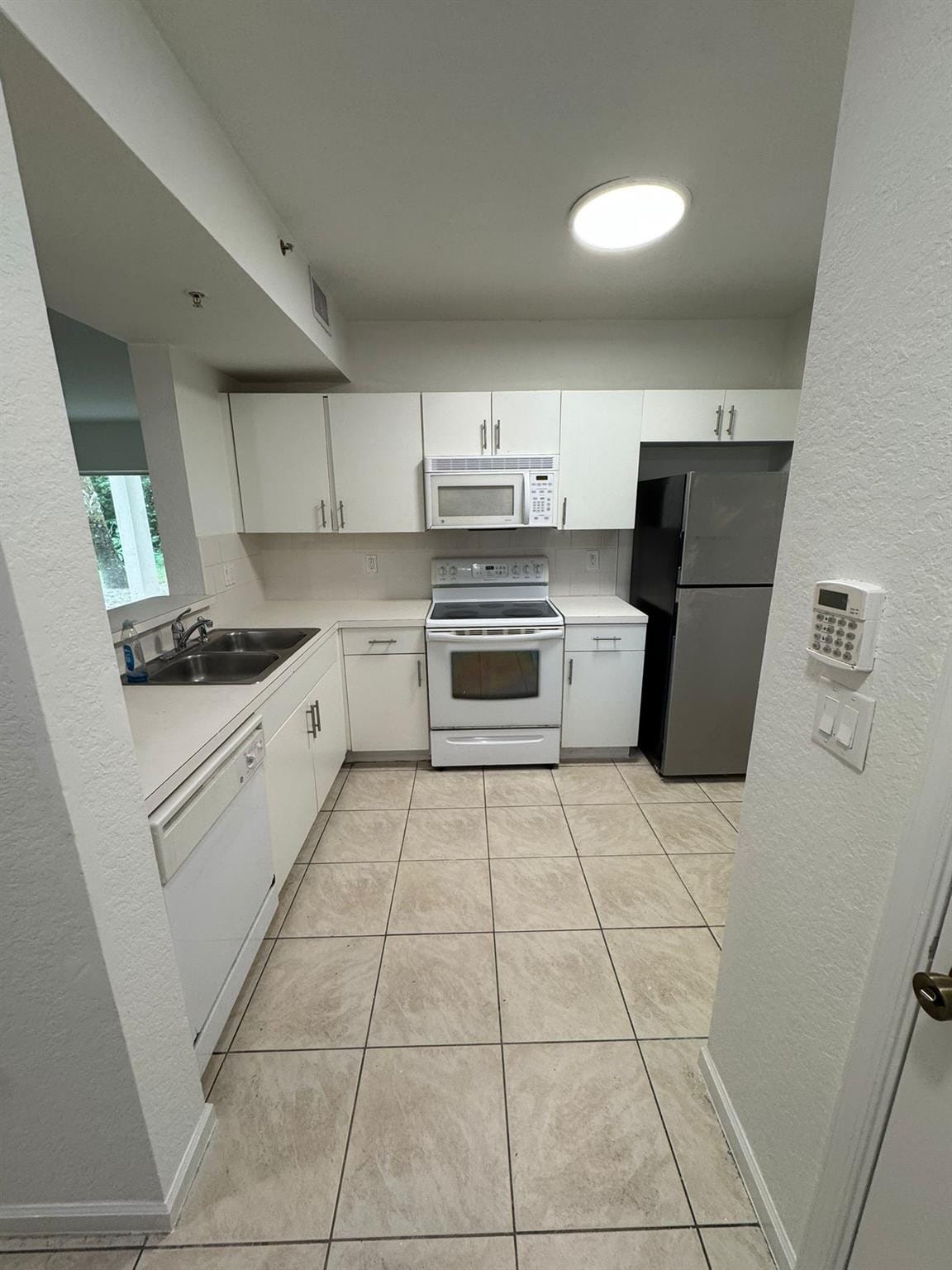 1161 Golden Lakes Boulevard 1311 — photo 2